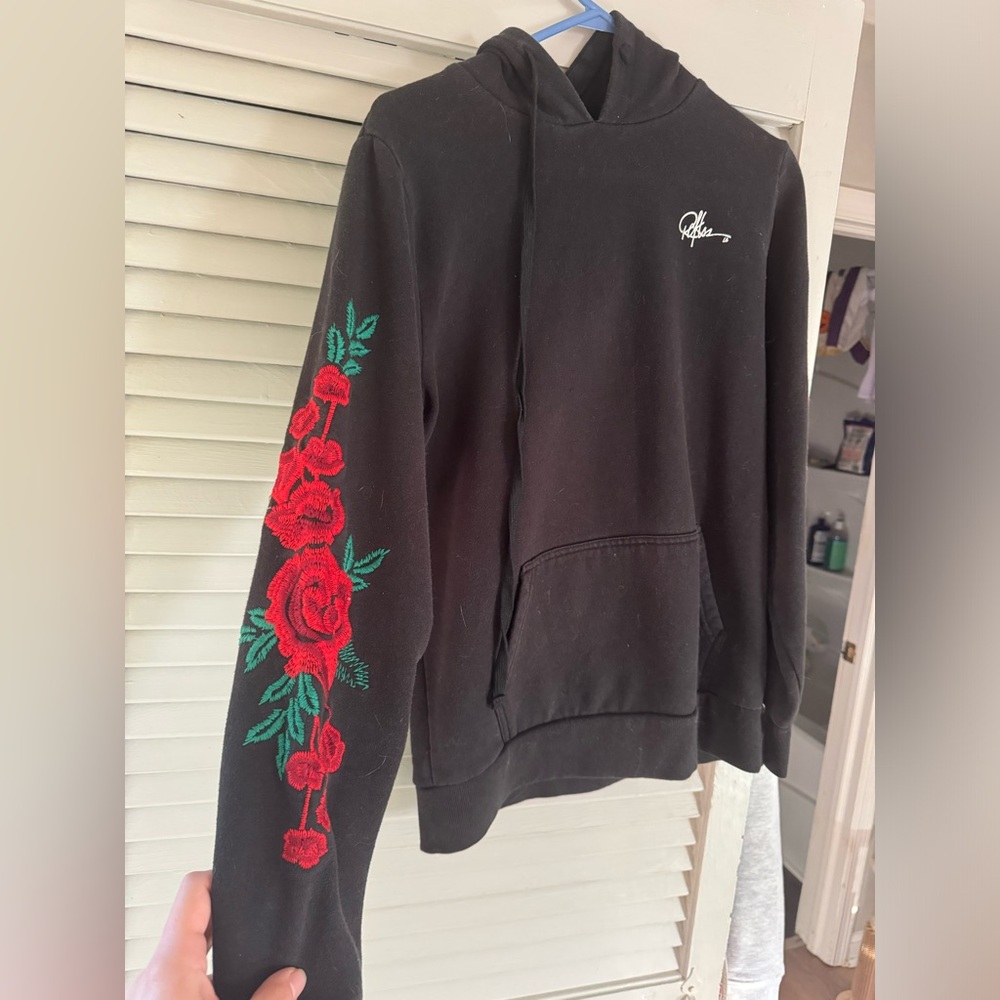 Black hoodie with rose sleeves Young & Reckless